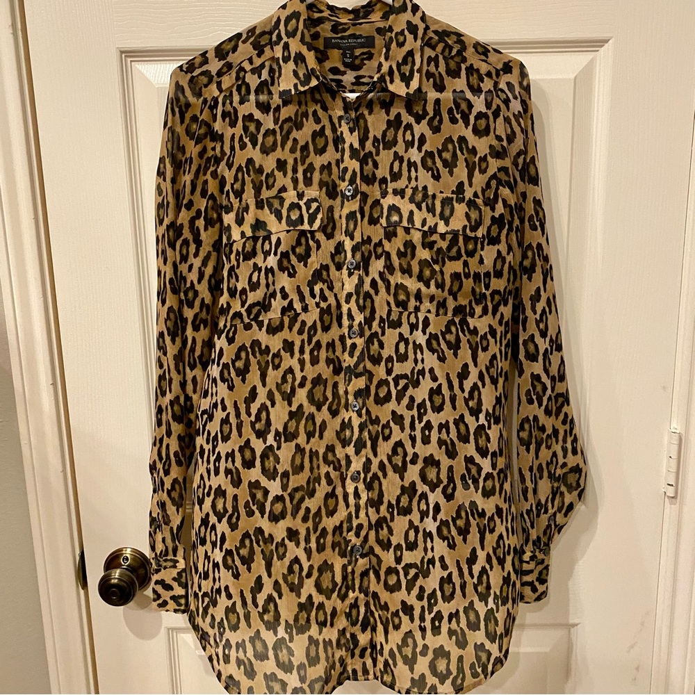 3/$25 Banana Republic Leopard Button Down